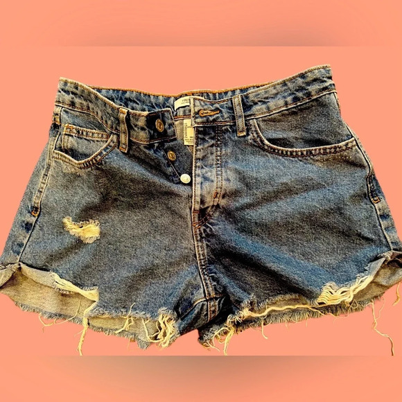 Button up Juniors Shorts With Frayed Ends Size 28 - Picture 1 of 3